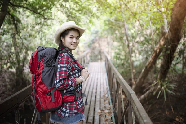 Рюкзак женщина в лесу — стоковое фото