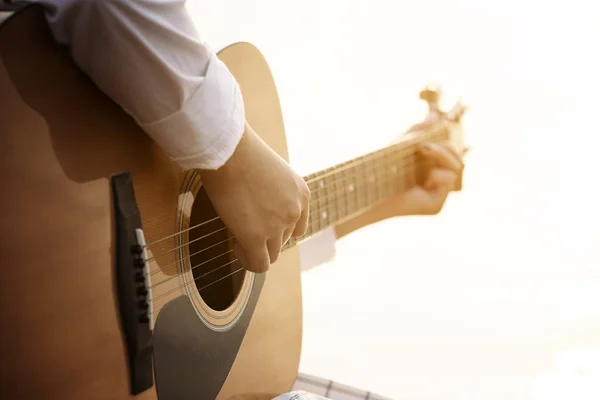 Крупним планом рука грає на гітарі — стокове фото