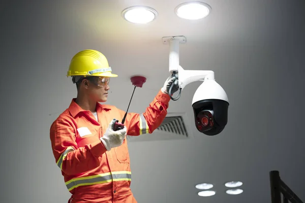 Teknisyen güvenlik kamerasını ya da CCTV 'yi tamir ediyor.
