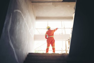 İnşaat alanı üzerinde çalışan planlı bir mühendis