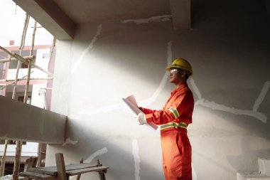 İnşaat alanı üzerinde çalışan planlı bir mühendis