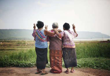 Kırsal kesimde mutlu Asyalı kadın