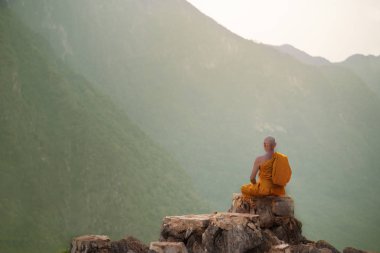 Buda keşiş uygulama meditasyon dağda