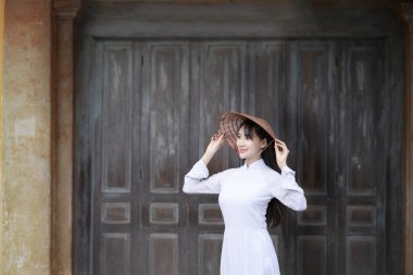 Vietnam kültürü geleneksel elbise, Ao dai ile güzel kadın, 