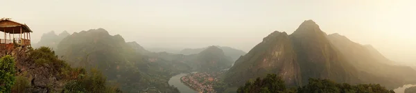 Belo pôr do sol na montanha em Luang Prabang, Laos — Fotografia de Stock