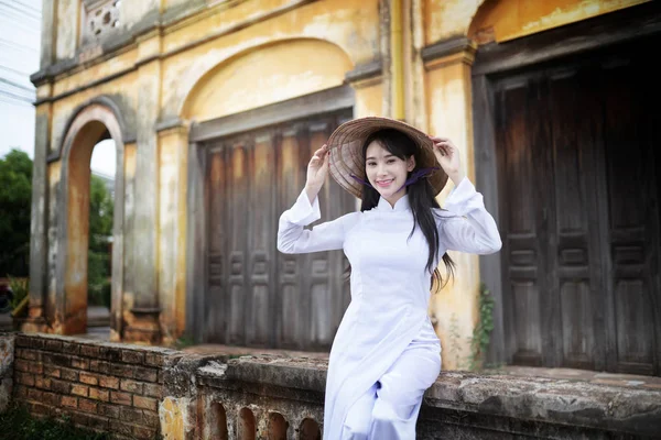 Beautiful woman with Vietnam culture traditional dress, Ao dai, — Stock Photo, Image