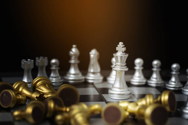 Шахматные фигуры на борту с черным фоном, бизнес-концепция
