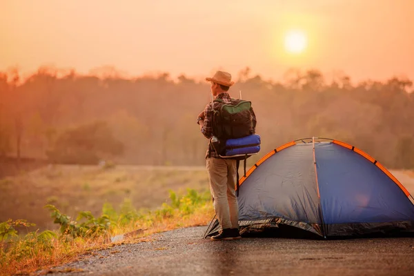 Mochila de hombre con tienda en el camping con puesta de sol bac amanecer — Foto de Stock