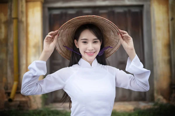 Beautiful woman with Vietnam culture traditional dress, Ao dai, — Stock Photo, Image
