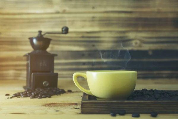 Tazza di caffè con percolatore di caffè in metallo su sfondo di legno — Foto Stock