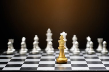 Siyah arka plan ile satranç tahtası üzerinde Kral satranç oyunu. İş bir