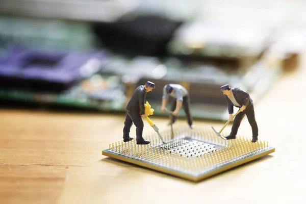 Miniature people repair cpu board, teamwork and technology — стоковое фото