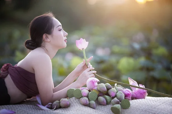 Красивая женщина с цветком лотоса, спа-концепция — стоковое фото