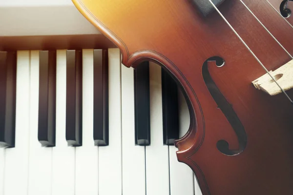 Violino no teclado do piano, vista superior — Fotografia de Stock