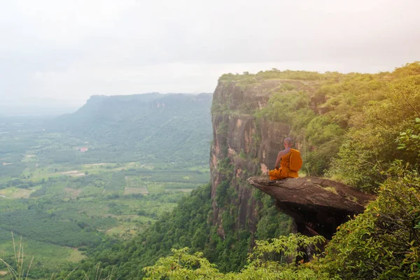 Budist keşiş yüksek dağda güzel doğada meditasyon