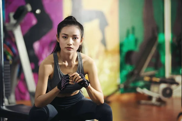 Entrenamiento de chica deportiva en el gimnasio — Foto de Stock