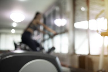 Fitness salonunda bisiklet güçlü kadın egzersiz 