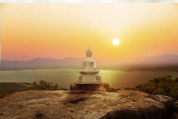 Estatua de Buda en la montaña con puesta de sol o fondo del amanecer — Foto de Stock