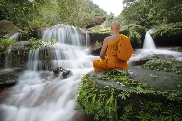 Buddha szerzetes gyakorlat meditáció a gyönyörű vízesés — Stock Fotó