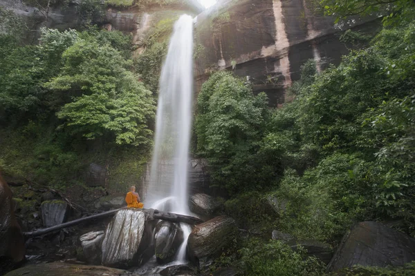 Buda monge praticar meditação na bela cachoeira — Fotografia de Stock