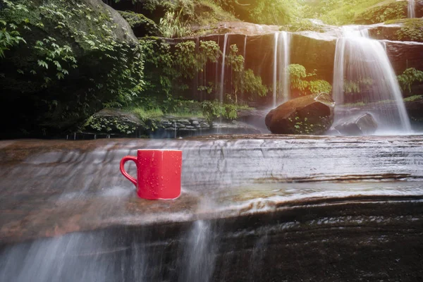 Taza de café rojo con fondo natural cascada — Foto de Stock
