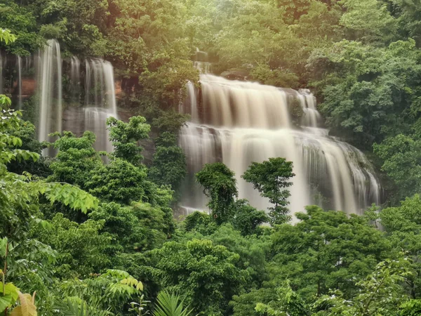 Hermosa cascada con selva verde, Tailandia — Foto de Stock