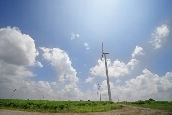 蓝天蓝天绿地风力涡轮机 — 图库照片