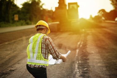 Çapa arka planına sahip bir mühendis.