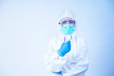 Kişisel koruma ekipmanı ya da PPE 'de çalışan bir doktor. dijital termometre, Coronavirus covid-19 salgın konsepti