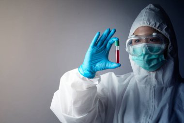 Kişisel koruma ekipmanı ya da PPE 'de çalışan bir doktor. , Coronavirus covid-19 salgın konsepti