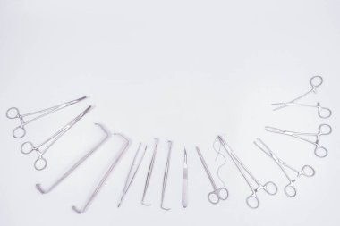 Beyaz arka planda cerrahi aletler, üst görünüm