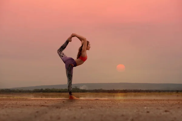 Woman Practice Yoga Sun Background — Stock Photo, Image