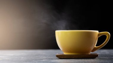 Arka planda bir fincan kahve.