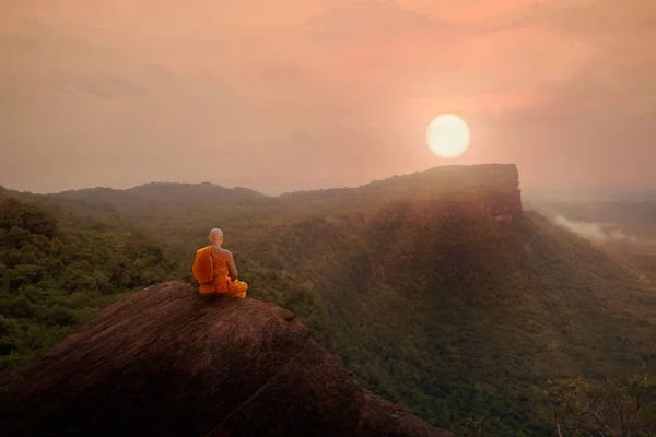 在高山上美丽的日落或日出背景下静坐的佛教僧人 — 图库照片