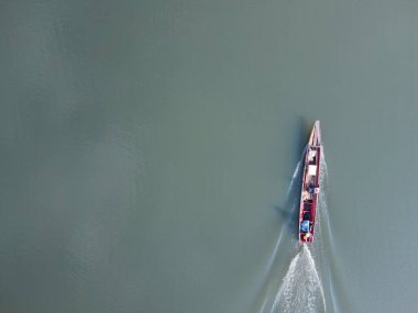 Nehirdeki balıkçı ve teknenin havadan görünüşü