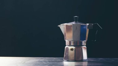 Mokapot kahve demliği siyah arkaplanda izole edilmiş.
