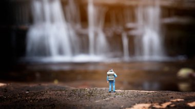 Şelale geçmişi olan minyatür sırt çantası, turizm konsepti