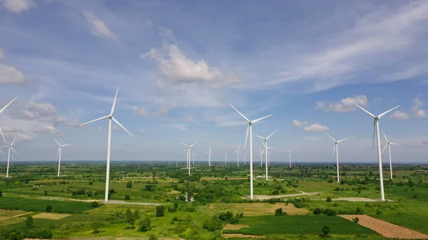 蓝天风力涡轮机发电厂 清洁能源概念 — 图库照片