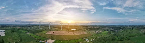 日落时分发电用风力涡轮机厂概况 清洁能源概念 — 图库照片