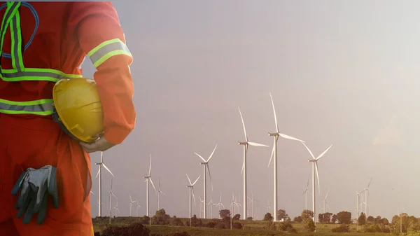 风力涡轮机厂工程师头盔 用于发电 清洁能源概念 — 图库照片
