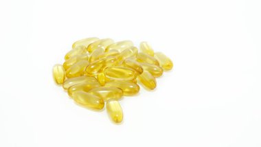 Omega 3 kapsülü beyaz arka planda izole edildi. Sağlık hizmeti kavramı