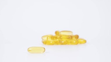 Omega 3 kapsülü beyaz arka planda izole edildi. Sağlık hizmeti kavramı