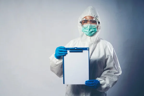 Médico Equipe Saúde Equipamentos Proteção Individual Epi Segurando Prancheta Coronavirus — Fotografia de Stock