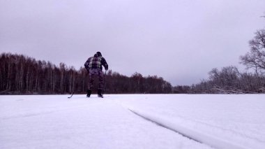 Karlı bir çam ormanı Duvar Kağıdı Arka Plan bir Kış yolda Kayakçı
