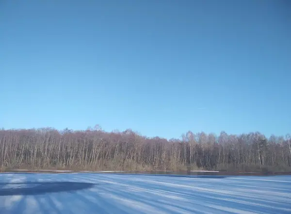 Зимнее озеро в снегу. На горизонтальном лесу. Голубое ледяное небо. Фон Обои — стоковое фото