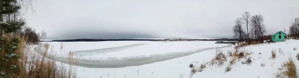 Zugefrorener See im Schnee. rund um den Winterwald, Bäume. grauer, frostiger Himmel. Banner Hintergrund Tapete — Stockfoto