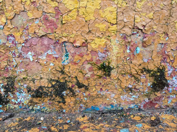 レンガの壁。汚れたひびの入った壁を剥離古いフレーク状の白いペンキ. — ストック写真