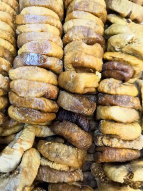 Kuru incir yakın çekim üstten görünüm. Arka plan, doku.