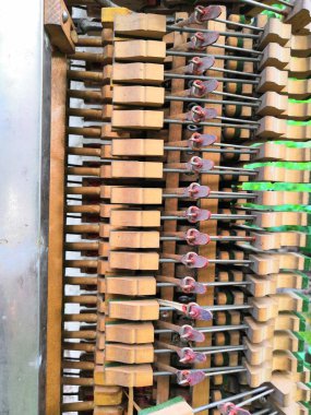 Bir dampingli ve hasarlı vintage dik piyano klavye ve iç.