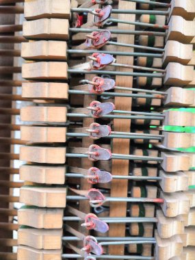 Bir dampingli ve hasarlı vintage dik piyano klavye ve iç.